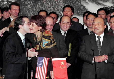 中国入世历程的老照片-中美双方谈判达成协议