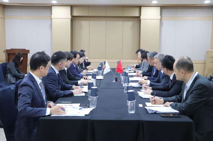 王文涛部长会见日本经济产业大臣赤泽亮正2.jpg